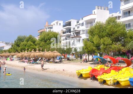 Ausflugsboote zu mieten am Strand Puerto Pollensa Mallorca Stockfoto