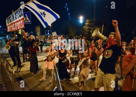 29 Sep 2020 - Anti-Korruptions-Protest gegen Premierminister Netanjahu vor der Knesset, israelisches Haus der gewählten. Hunderte von Fahrzeugen kletterten nach Jerusalem - für den letzten Tag, an dem Proteste in Israel legal sind. Während des Protestes wurde ein Update zum covid-19 Zertifizierungsgesetz gemacht - das fordert, dass Proteste nur 1k vom Wohnsitz der Bürger entfernt erlaubt werden. Dieser Akt, der als Notakt von 19 erklärt wurde, schränkt die Rechte der nicht-orthodoxen Gesellschaft in Israel während einer Welle massiver Proteste vor den Residenzen von Ministerpräsident Netanjahu größtenteils ein Stockfoto