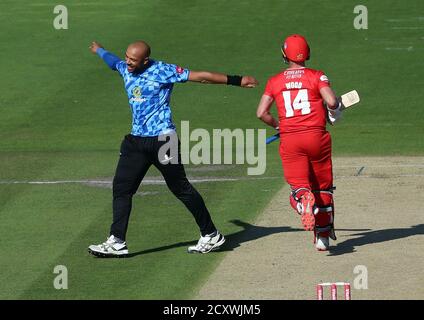 Sussex's Tymal Mills (links) feiert die Teilnahme am Vitality Blast T20 Quarter Final Match am 1. Central County Ground, Sussex, am Dickicht von Lancashire's Luke Wood. Stockfoto