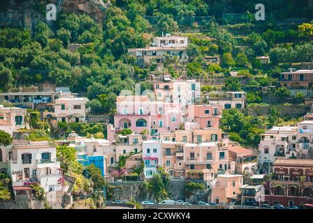 Schönes altes Dorf in den Bergen in Italien Stockfoto