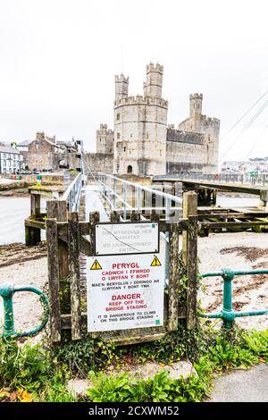 Caernarfon Castle, Caernarfon Castle Fußbrücke, Caernarfon, Castle, Schlösser, Nordwales, Caernarfon Castle Wales, Wales, Caernarfon Marina, Stockfoto