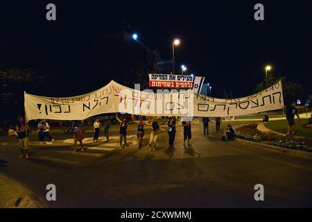 29 Sep 2020 - Anti-Korruptions-Protest gegen Premierminister Netanjahu vor der Knesset, israelisches Haus der gewählten. Hunderte von Fahrzeugen kletterten nach Jerusalem - für den letzten Tag, an dem Proteste in Israel legal sind. Während des Protestes wurde ein Update zum covid-19 Zertifizierungsgesetz gemacht - das fordert, dass Proteste nur 1k vom Wohnsitz der Bürger entfernt erlaubt werden. Dieser Akt, der als Notakt von 19 erklärt wurde, schränkt die Rechte der nicht-orthodoxen Gesellschaft in Israel während einer Welle massiver Proteste vor den Residenzen von Ministerpräsident Netanjahu größtenteils ein Stockfoto