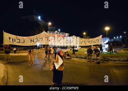29 Sep 2020 - Anti-Korruptions-Protest gegen Premierminister Netanjahu vor der Knesset, israelisches Haus der gewählten. Hunderte von Fahrzeugen kletterten nach Jerusalem - für den letzten Tag, an dem Proteste in Israel legal sind. Während des Protestes wurde ein Update zum covid-19 Zertifizierungsgesetz gemacht - das fordert, dass Proteste nur 1k vom Wohnsitz der Bürger entfernt erlaubt werden. Dieser Akt, der als Notakt von 19 erklärt wurde, schränkt die Rechte der nicht-orthodoxen Gesellschaft in Israel während einer Welle massiver Proteste vor den Residenzen von Ministerpräsident Netanjahu größtenteils ein Stockfoto
