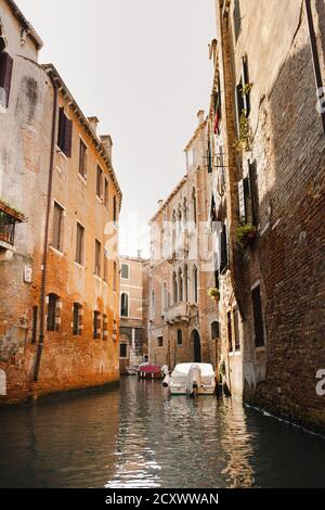 Blick auf den Kanal von Venedig von einer Gondel aus, eine Fahrt in die kleinen engen Kanäle von Venedig Stockfoto