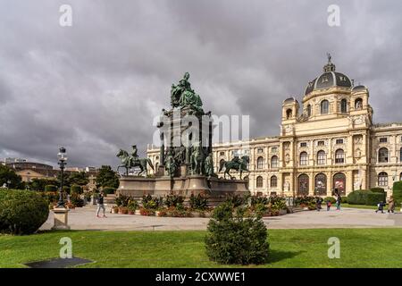 Der Maria-Theresien-Platz mit dem Maria-Theresien-Denkmal und das Naturhistorische Museum in Wien, Österreich, Europa Stockfoto