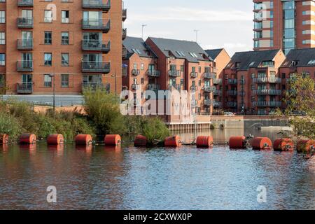 Blick auf den schützenden Boom am Fluss Aire an der Crown Point Road, Leeds Stockfoto