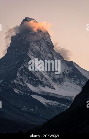 Letztes Licht des Sonnenuntergangs über dem Matterhorn-Gipfel in Zermatt im Wallis, Schweiz Stockfoto