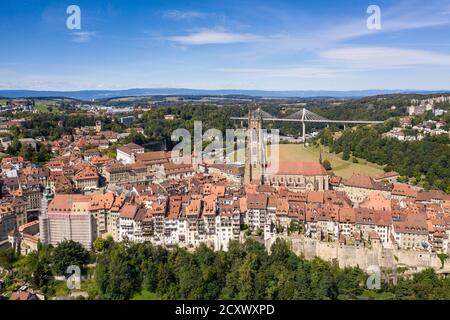 Luftaufnahme der Freiburger Altstadt mit dem Dom und der modernen Poya-Brücke in der Schweiz. Stockfoto