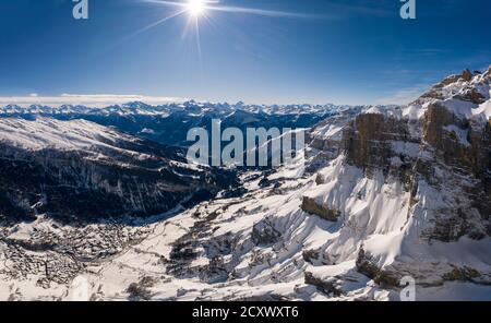 Dramatische Aussicht auf das Leukerbad Dorf und Skigebiet von Der Gemmi Berg im Kanton Wallis in der Schweiz auf einer Sonniger Wintertag Stockfoto