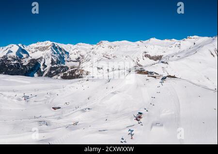 Luftaufnahme des Skigebiets Crans-montana mit Snowpark und Sessellift an einem sonnigen Wintertag in den alpen im Wallis, Schweiz Stockfoto