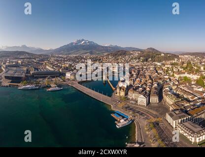 Luftaufnahme der Luzerner Altstadt mit dem Pilatus Im Hintergrund in der Schweiz am sonnigen Tag Stockfoto