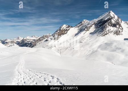 Schneeschuhwanderwege auf dem gemmi-Pass bei Leukerbad im Wallis An einem sonnigen Wintertag in der Schweiz Stockfoto