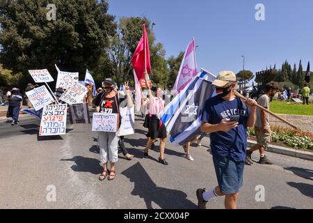 29 Sep 2020 - Anti-Korruptions-Protest gegen Premierminister Netanjahu vor der Knesset, israelisches Haus der gewählten. Hunderte von Fahrzeugen kletterten nach Jerusalem - für den letzten Tag, an dem Proteste in Israel legal sind. Während des Protestes wurde ein Update zum covid-19 Zertifizierungsgesetz gemacht - das fordert, dass Proteste nur 1k vom Wohnsitz der Bürger entfernt erlaubt werden. Dieser Akt, der als Notakt von 19 erklärt wurde, schränkt die Rechte der nicht-orthodoxen Gesellschaft in Israel während einer Welle massiver Proteste vor den Residenzen von Ministerpräsident Netanjahu größtenteils ein Stockfoto