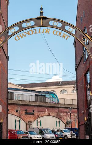 Blick auf einen TransPennine Express-Zug, der am Chancellor Court, The Calls, Leeds vorbeifährt Stockfoto