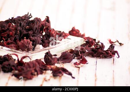 Nahaufnahme von getrocknetem Hibiskus sabdariffa oder Roselle. Makroaufnahme, geringe Schärfentiefe. Stockfoto