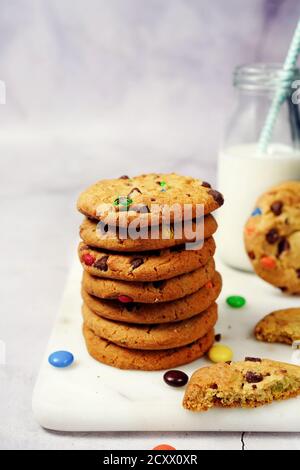 Chocolate Chip und Candy Cookie / Weihnachtsurlaub Backen Stockfoto