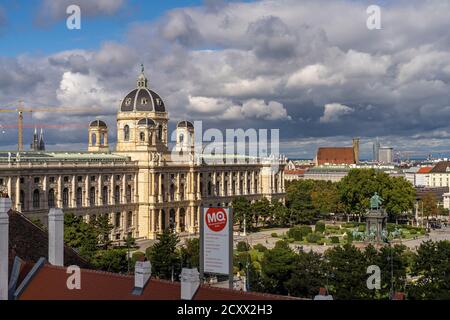 Der Maria-Theresien-Platz mit dem Maria-Theresien-Denkmal und das Naturhistorische Museum in Wien, Österreich, Europa Stockfoto