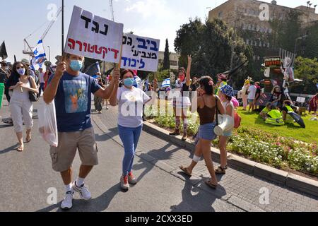 29 Sep 2020 - Anti-Korruptions-Protest gegen Premierminister Netanjahu vor der Knesset, israelisches Haus der gewählten. Hunderte von Fahrzeugen kletterten nach Jerusalem - für den letzten Tag, an dem Proteste in Israel legal sind. Während des Protestes wurde ein Update zum covid-19 Zertifizierungsgesetz gemacht - das fordert, dass Proteste nur 1k vom Wohnsitz der Bürger entfernt erlaubt werden. Dieser Akt, der als Notakt von 19 erklärt wurde, schränkt die Rechte der nicht-orthodoxen Gesellschaft in Israel während einer Welle massiver Proteste vor den Residenzen von Ministerpräsident Netanjahu größtenteils ein Stockfoto