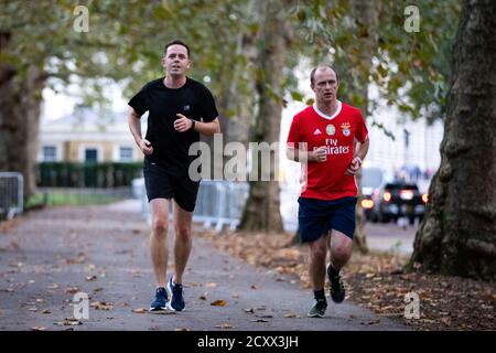 Ein Paar Läufer auf der Strecke des 40. London Marathon, der auf einem geschlossenen Rundkurs rund um den St James's Park im Zentrum von London stattfinden wird. Die Athleten der Elite-Rennen menÕs, womenÕs und des Rollstuhls werden auf einer geschlossenen Looped-Strecke im St. JamesÕs Park in einer biosicheren Blase antreten. Stockfoto