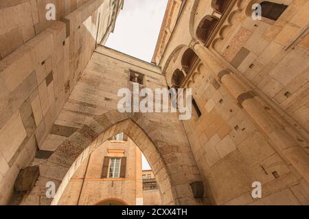 Duomo von Modena Arkaden Stockfoto