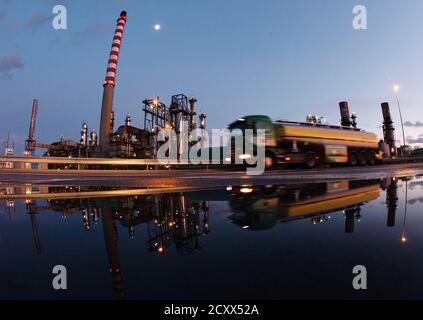 Petroplus Raffinerie Ist Die Einzige Erdolraffinerie In Der Schweiz Cressier Neuchatel Schweiz Stockfotografie Alamy