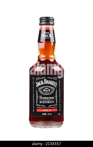 Guilin China 21. Mai 2020 Flasche Jack Daniels Whiskey und Cola isoliert auf weißem Hintergrund. Ein Sour Mash Whiskey aus Tennessee importiert. Stockfoto