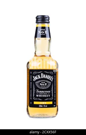 Guilin China 21. Mai 2020 Flasche Jack Daniels Whiskey und Zitrone auch als Lynchburg Lemonade auf weißem Hintergrund isoliert bekannt. Ein Sour Mash Whi Stockfoto