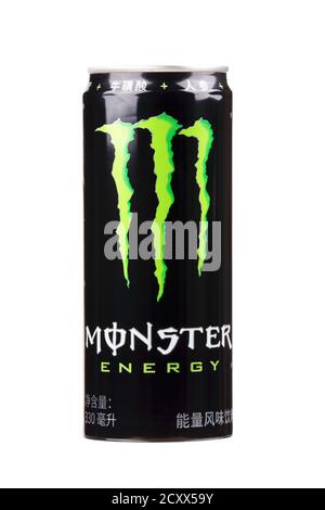 Guilin China 21. Mai 2020 EINE Dose Monster Energy Drink, aus den USA nach China importiert, isoliert auf weißem Hintergrund Stockfoto