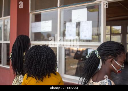 Studenten beraten Listen von neuen Klassen für die Wiedereröffnung des akademischen Jahres, nach der Unterbrechung durch die covid 19 verursacht Stockfoto