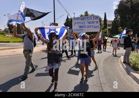 29 Sep 2020 - Anti-Korruptions-Protest gegen Premierminister Netanjahu vor der Knesset, israelisches Haus der gewählten. Hunderte von Fahrzeugen kletterten nach Jerusalem - für den letzten Tag, an dem Proteste in Israel legal sind. Während des Protestes wurde ein Update zum covid-19 Zertifizierungsgesetz gemacht - das fordert, dass Proteste nur 1k vom Wohnsitz der Bürger entfernt erlaubt werden. Dieser Akt, der als Notakt von 19 erklärt wurde, schränkt die Rechte der nicht-orthodoxen Gesellschaft in Israel während einer Welle massiver Proteste vor den Residenzen von Ministerpräsident Netanjahu größtenteils ein Stockfoto