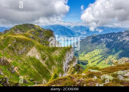 Ein paar Sommerwandereindrücke aus der berühmten Region Niederhorn in den Schweizer Alpen, HDR Stockfoto