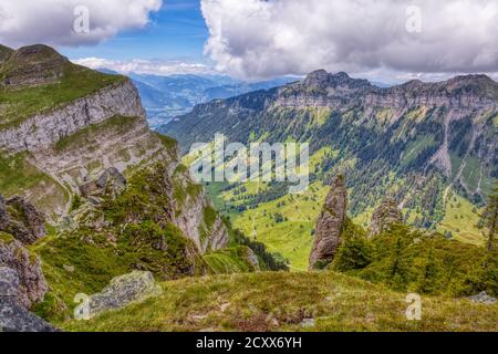 Ein paar Sommerwandereindrücke aus der berühmten Region Niederhorn in den Schweizer Alpen, HDR Stockfoto