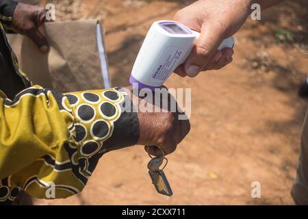 Thermometer zur Erkennung von Anzeichen von Coronavirus durch Messung Die Temperatur der Hand Stockfoto