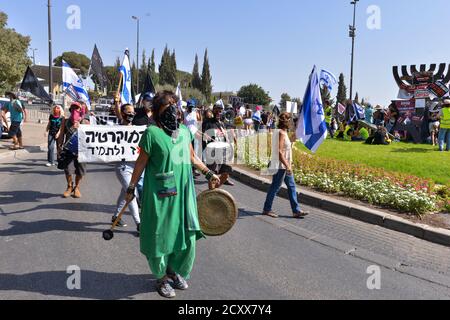 29 Sep 2020 - Anti-Korruptions-Protest gegen Premierminister Netanjahu vor der Knesset, israelisches Haus der gewählten. Hunderte von Fahrzeugen kletterten nach Jerusalem - für den letzten Tag, an dem Proteste in Israel legal sind. Während des Protestes wurde ein Update zum covid-19 Zertifizierungsgesetz gemacht - das fordert, dass Proteste nur 1k vom Wohnsitz der Bürger entfernt erlaubt werden. Dieser Akt, der als Notakt von 19 erklärt wurde, schränkt die Rechte der nicht-orthodoxen Gesellschaft in Israel während einer Welle massiver Proteste vor den Residenzen von Ministerpräsident Netanjahu größtenteils ein Stockfoto