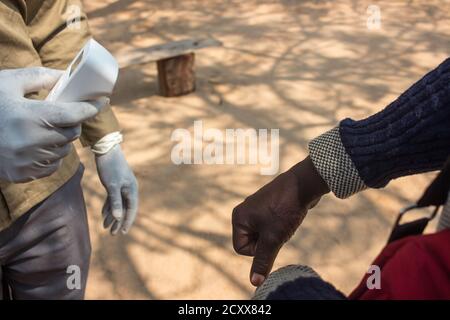 Thermometer zur Erkennung von Anzeichen von Coronavirus durch Messung Die Temperatur der Hand Stockfoto