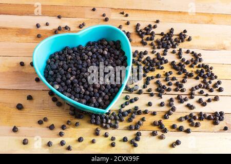 Nahaufnahme von trockenen schwarzen Pfefferkörnern als Hintergrund Stockfoto