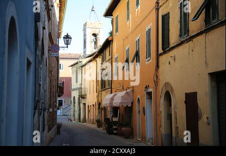 Gasse in der Stadt San Quirico D'Orcia Stockfoto