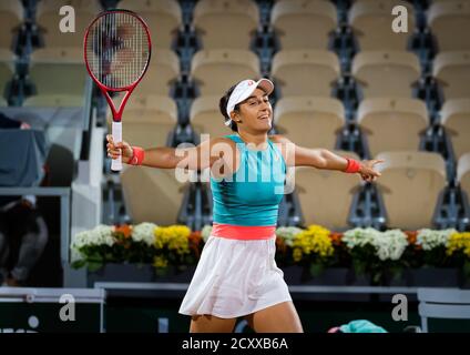 Caroline Garcia aus Frankreich feiert nach ihrem Sieg gegen Aliaksandra Sasnovich aus Weißrussland im zweiten Lauf beim Roland Garros 2020, Grad Stockfoto