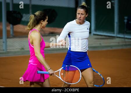 Pauline Parmentier aus Frankreich spielt ihr letztes Karriere-Match mit Alize Cornet beim Roland Garros 2020, Grand Slam Tennisturnier, am 30. September, Stockfoto