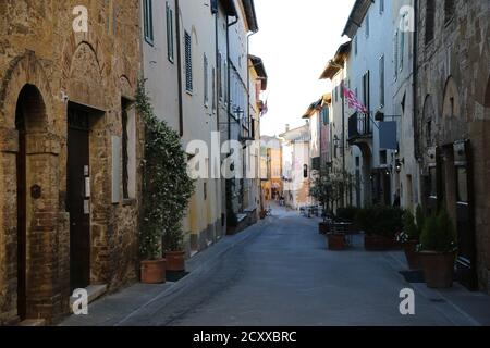 Gasse in der Stadt San Quirico D'Orcia Stockfoto