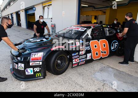 Vallelunga, Rom, Italien, 13. september 2020. Amerikanisches Fest von Rom. NASCAR Euro Chevrolet Camaro in Box mit Mechanik Stockfoto