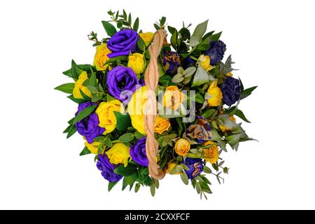 Ein Strauß blühender Rosen und der Toten. Der Prozess des Verfalls aller Lebewesen. Frische und verdorrte Pflanzen. Draufsicht auf die blaue und gelbe Blume Stockfoto