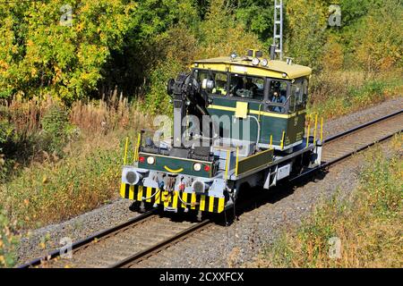 Tka7 On-Track-Maschine Nr. 217 unterwegs. 80 Tka7 wurden von Valmet in den Jahren 1977-93 hergestellt, nummeriert 168-247. Salo, Finnland. September 27, 2020. Stockfoto