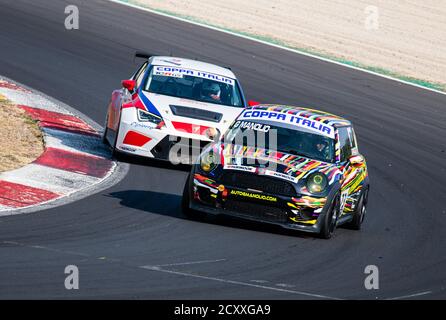 Vallelunga, Rom, Italien, 11. september 2020. TCR Championship. Rennwagen Herausforderung in Überholschlacht bei Motorsport-Schaltung drehen Stockfoto