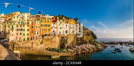 Schönes großes Panorama auf das beliebte Zentrum von Riomaggiore mit seinem Kai und historischen bunten Turmhäusern in einer Reihe. Riomaggiore ist das... Stockfoto
