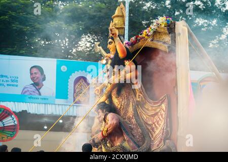 Westbengalen, Indien, Oktober, 2019 : Menschen feiern Durga Puja. Göttin Durga Idol geht für das Eintauchen am Tag der bijaya dashami. Indisch festlich Stockfoto