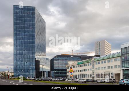 Reykjavik, Island - 27. August 2015: Moderne Gebäude in der Hauptstadt an der Hofdatun Straße. Fassade von Wolkenkratzern während des Baus. Stockfoto