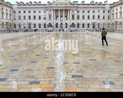 London, England, Großbritannien. Somerset House (Strand) Brunnen im Innenhof Stockfoto