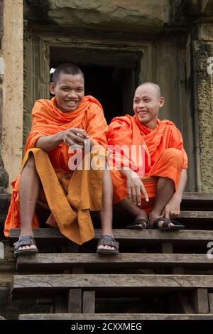 In Siem Riep, Kambodscha - Okt 9, 2011: Mönchen auf Schritte von Angkor Wat, Kambodscha Sitzen Stockfoto