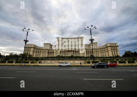 Bukarest, Rumänien - 30. September 2020: Der Palast des Parlaments in Bukarest vom Platz der Verfassung aus gesehen. Stockfoto